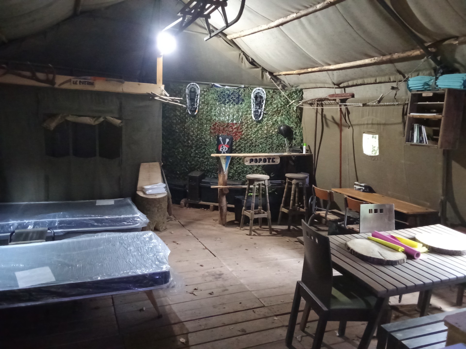 Intérieur tente 56 aménagée / Autonomie eau / électricité / toilette sèche