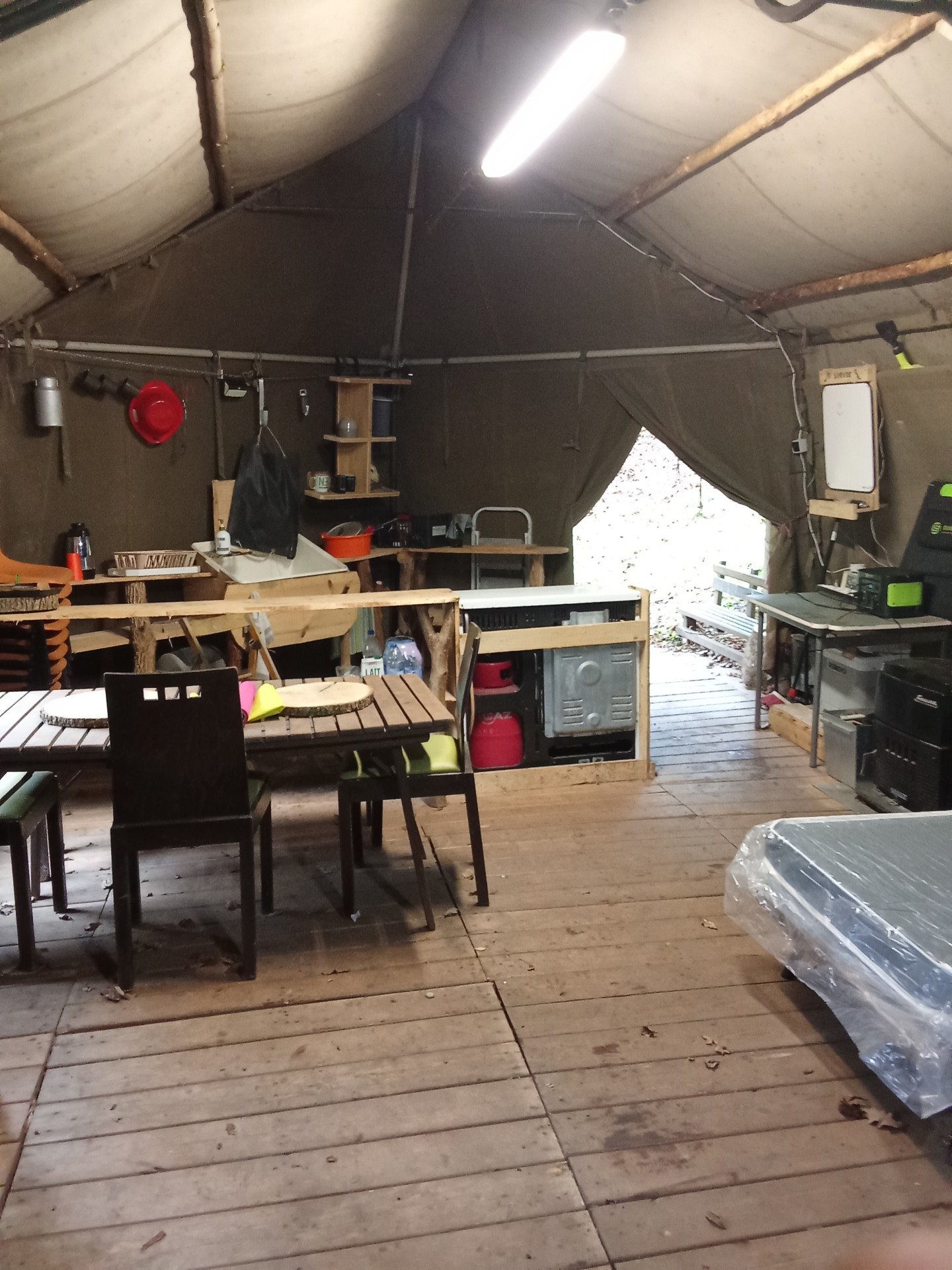 Intérieur tente aménagée