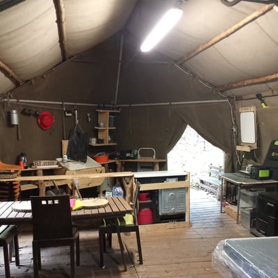 Intérieur tente aménagée