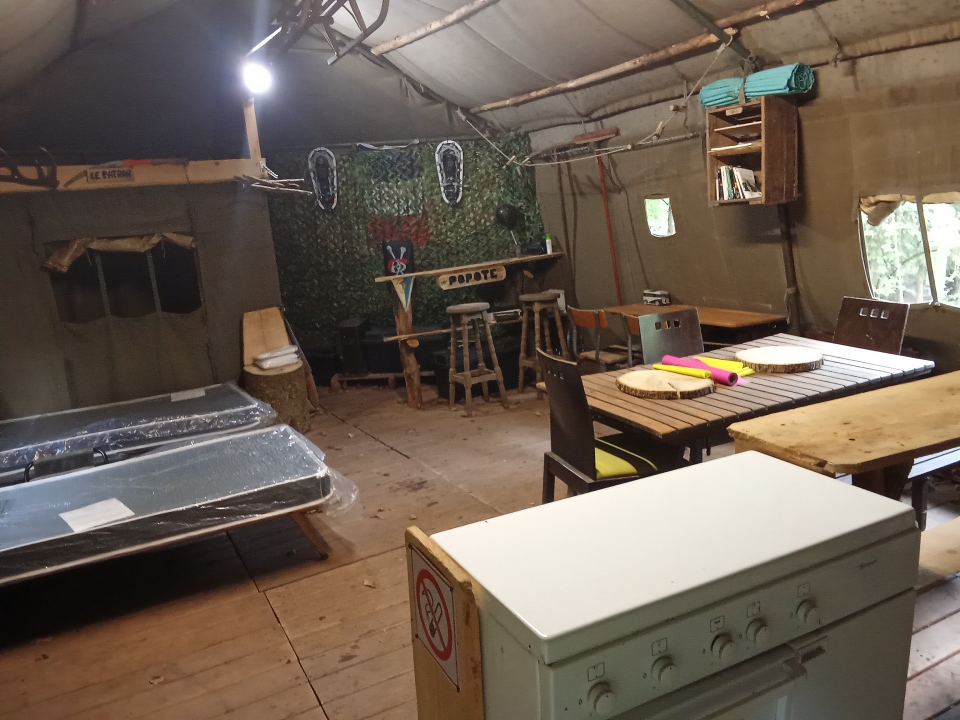 Intérieur tente aménagée
